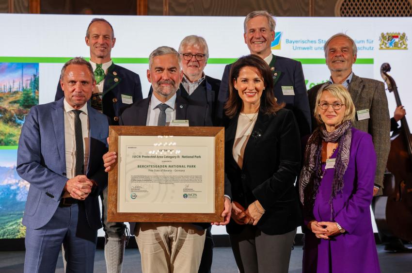 1. Reihe von links nach rechts: Umweltminister Thorsten Glauber, Nationalparkleiter Berchtesgaden Dr. Roland Baier mit dem verliehenen IUCN-Zertifikat, Landwirtschaftsministerin Michaela Kaniber, 3. Bürgermeisterin Berchtesgaden Iris Edenhofer; 2. Reihe von links nach rechts: 1. Bürgermeister Schönau a. Königssee Hannes Rasp, Stellvertreter des Landrats Berchtesgadener Land Helmut Fürle, 1. Bürgermeister Bischofswiesen Thomas Weber, Vorsitzender Zweckverband Bergerlebnis Berchtesgaden Dr. Bartl Wimmer