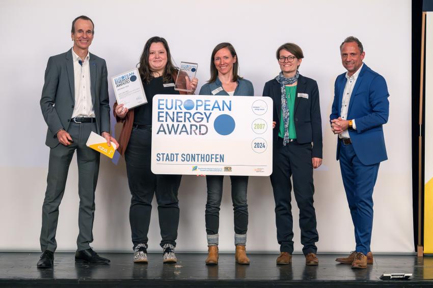 Das Gruppenfoto zeigt Umweltminister Thorsten Glauber (re.) mit den Preisträgerinnen und Preisträgern der Stadt Sonthofen (Lkr. Oberallgäu) und Martin Sambale (li.). Foto: eza!/Thomas Gretler