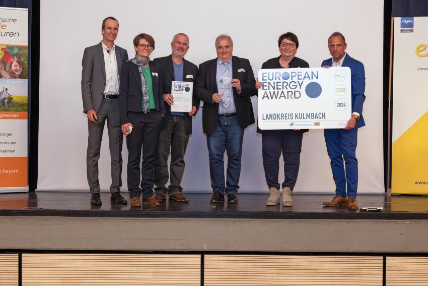 Das Gruppenfoto zeigt Umweltminister Thorsten Glauber (re.), Martin Sambale (li.) mit den Preisträgerinnen und Preisträgern des Landkreises Kulmbach. Foto: eza!/Thomas Gretler