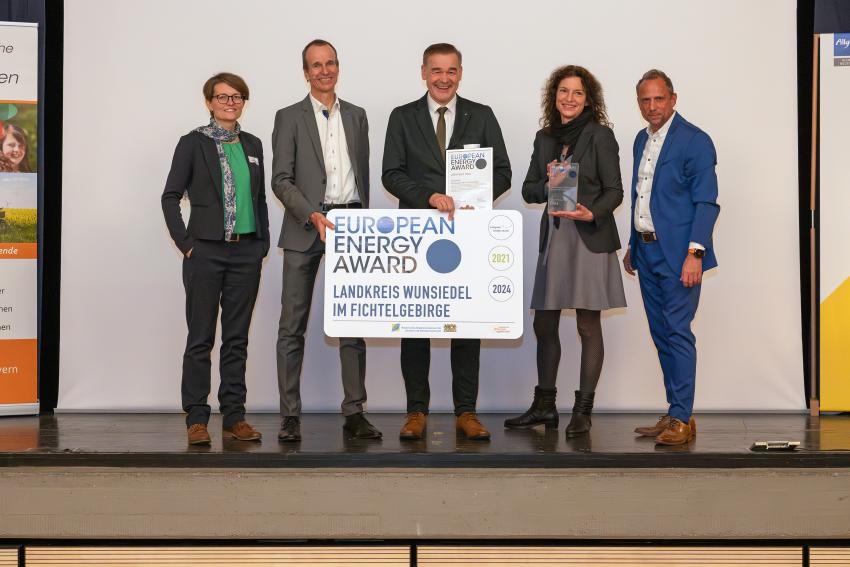 Das Gruppenfoto zeigt Umweltminister Thorsten Glauber (re.), Martin Sambale (2. v. li.) mit den Preisträgerinnen und Preisträgern des Landkreises Wunsiedel. Foto: eza!/Thomas Gretler