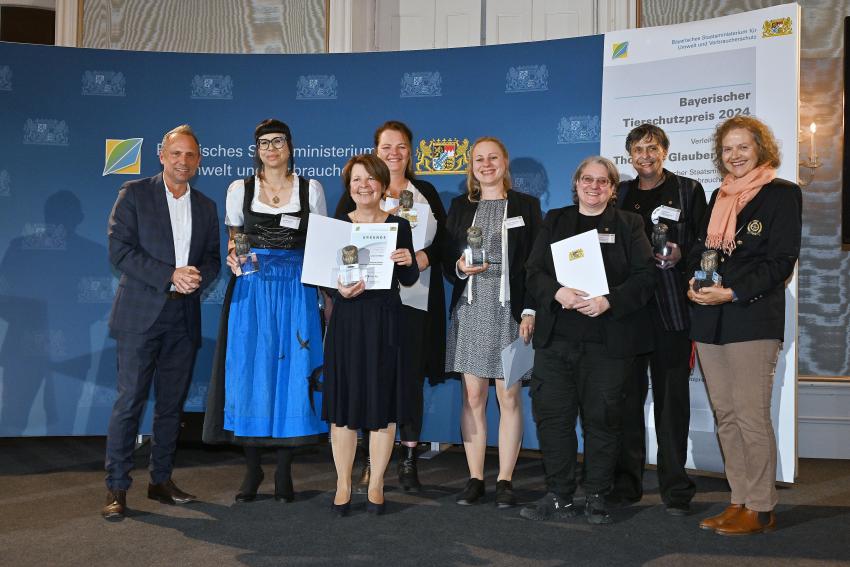 Das Gruppenfoto zeigt den Bayerischen Umweltminister Thorsten Glauber mit den Tierschutzpreisträgerinnen.