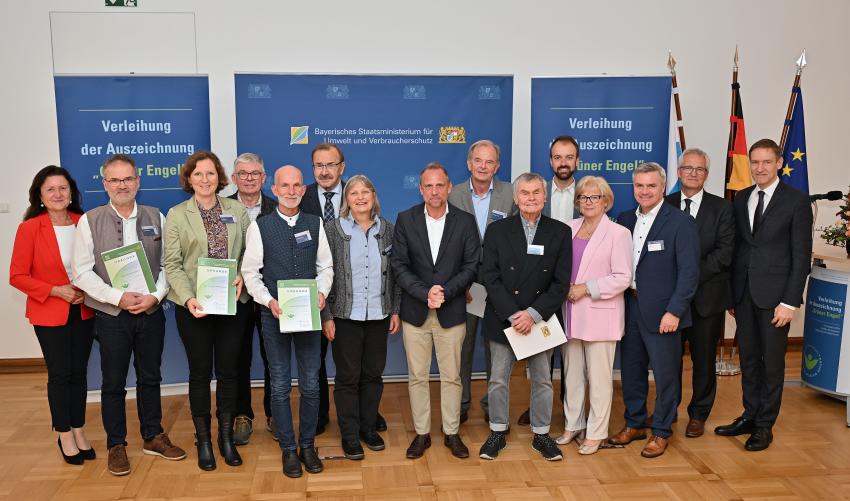 Gruppenfoto zeigt den Bayerischen Umweltminister Thorsten Glauber mit den diesjährigen Ehrenamtlichen aus Niederbayern. 