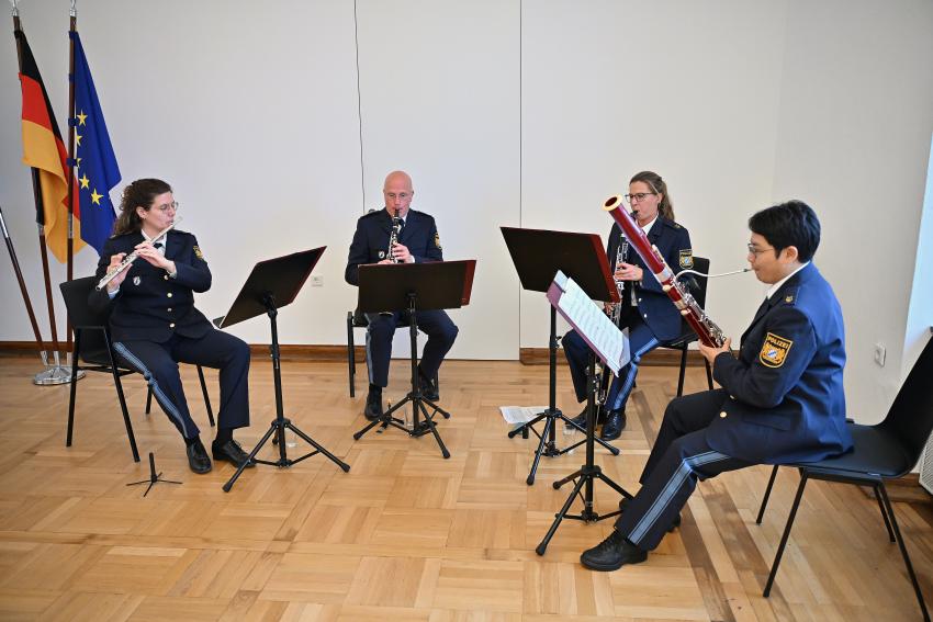 Die Veranstaltung wird musikalisch begleitet vom Trio des Bayerischen Polizeiorchesters.