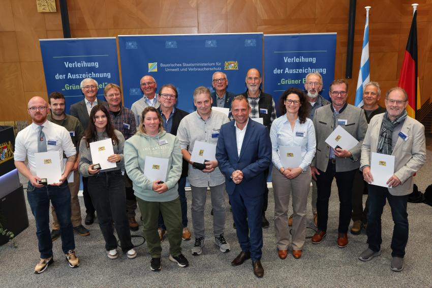 Gruppenfoto zeigt den bayerischen Umweltminister Thorsten Glauber mit den diesjährigen Ehrenamtlichen aus Unterfranken. 