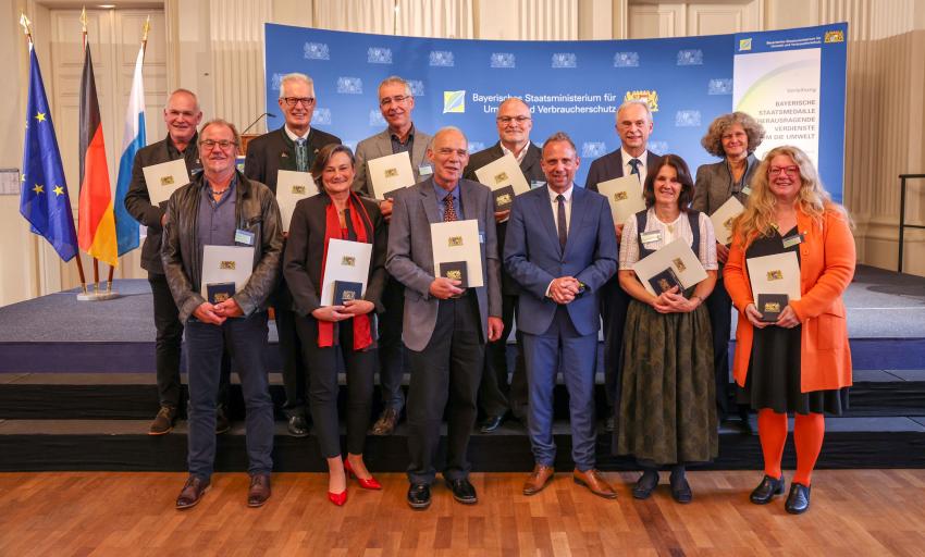 Umweltminister Thorsten Glauber verleiht die Bayerische Staatsmedaille für herausragende Verdienste um die Umwelt, das ist die höchste Auszeichnung des Freistaat Bayern in diesem Bereich. Das Foto zeigt in der vorderen Reihe v.l.n.r.: Johann Glück, Prof. Silke Wieprecht, Oliver Born, Umweltminister Thorsten Glauber, Gabriele Lindinger, Christine Klink und in der hinteren Reihe von links: Markus Schmidberger, Josef Schweinberger, Prof. Stephan Pauleit, Dr. Wolfgang Hug, Prof. Werner Rühm und Sigrun Lange.