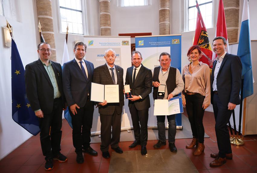 Bürgermeister Martin Walz, Landrat Dr. Hermann Ulm, Dieter Preu, Umweltminister Thorsten Glauber, Prof. Dr. Roland Brandl, Bürgermeisterin Simone Kirschner, Landrat Florian Wiedemann (v.l.n.r.)