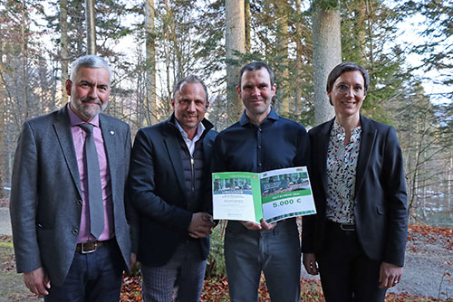 Dr. Christian von Hoermann von und zu Guttenberg, Umweltminister Thorsten Glauber, Ursula Schuster die Leiterin des Nationalparks Bayerischer Wald und Roland Baier Leiter des Nationalparks Berchtesgaden - Bild vergrößert sich bei Mausklick 