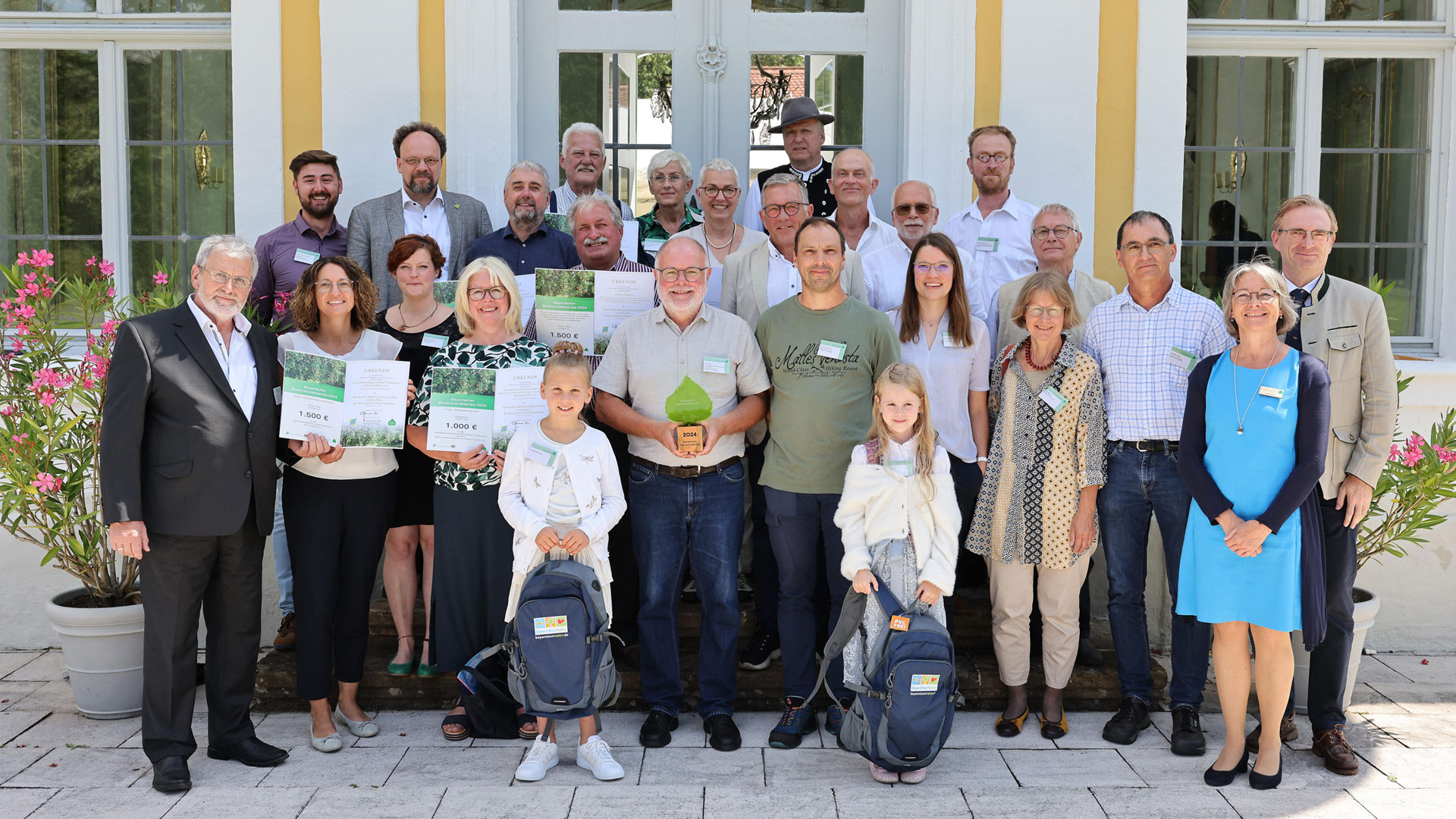 Das Bild zeigt ein Gruppenbild der Ausgezeichneten des Bayerischen Biodiväsitätspreis 2024