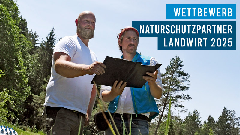 Landwirt und Mitarbeiter der Naturschutzverwaltung schauen auf eine landwirtschaftliche Fläche