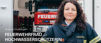 Kampagne Hochwasserschützer; Das Bildzeigt Feuerwehrfrau vor Feuerwehrauto