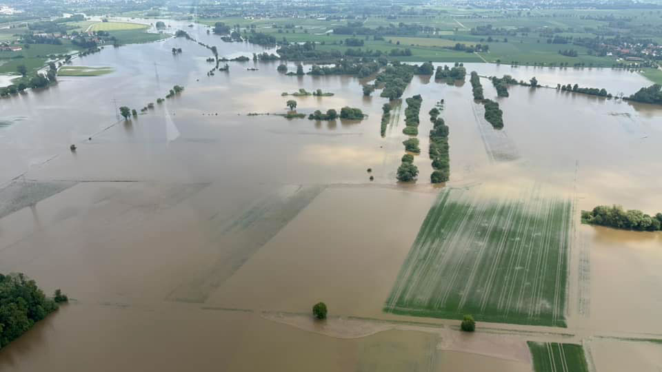 Das Bild zeigt eine Luftaufnahme überfluteter Gebiete