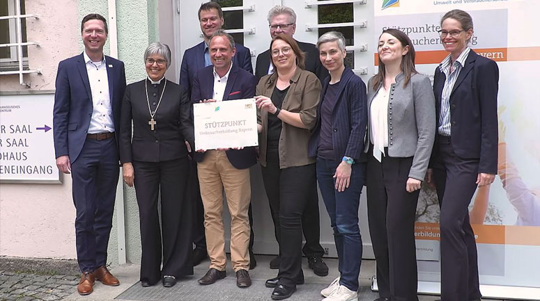 Titelbild des Videos - Verbundstützpunkt Verbraucherbildung in Bayreuth - Das Bild ziegt Umweltminister Glauber und die Teilnehmer der Festveranstaltung