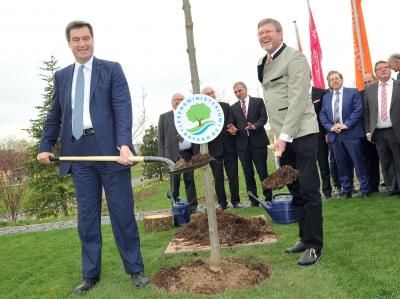 Bei der Landesgartenschau Würzburg 2018 haben Ministerpräsident Markus Söder und Umweltminister Marcel Huber einen Lebensbaum gepflanzt.