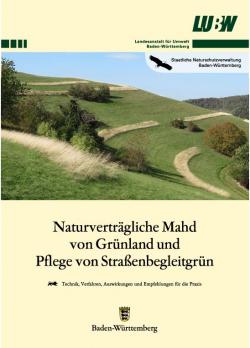 Das Cover zeigt hügeliges, strukturreiches Grünland mit Altgrassteifen sowie den Titel der Broschüre. in der unteren Hälfte auf einem Textfeld.