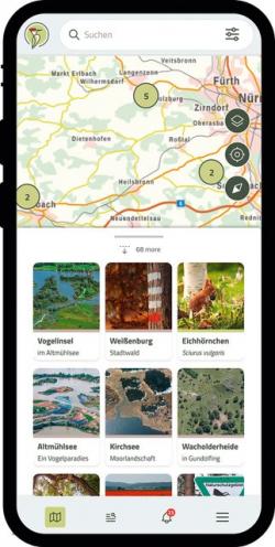 Handydisplay zeigt eine Karte mit verschiedenen Touren und unten einige Kacheln mit Lebensräumen und Arten.