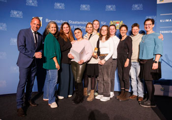 Umweltminister Thorsten Glauber mit der Community Kitchen München