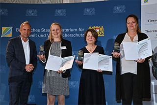 Umweltminister Glauber mit Preisträgerinnen Dr. Katharina Mühlbauer, Silvia Rottmair und Christine Hafner