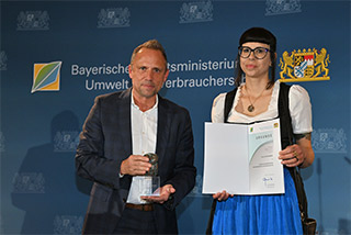 Umweltminister Glauber mit Preisträgerin Lina Schwarzmeier